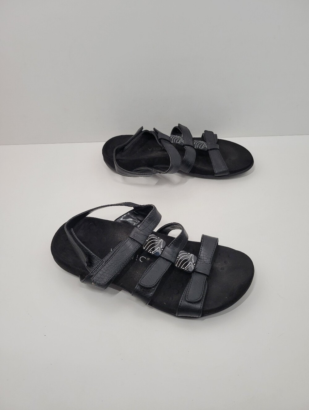 Vionic Amber Black Leather Medallion Adjustable Strap Comfort Sandals Women Sz 7